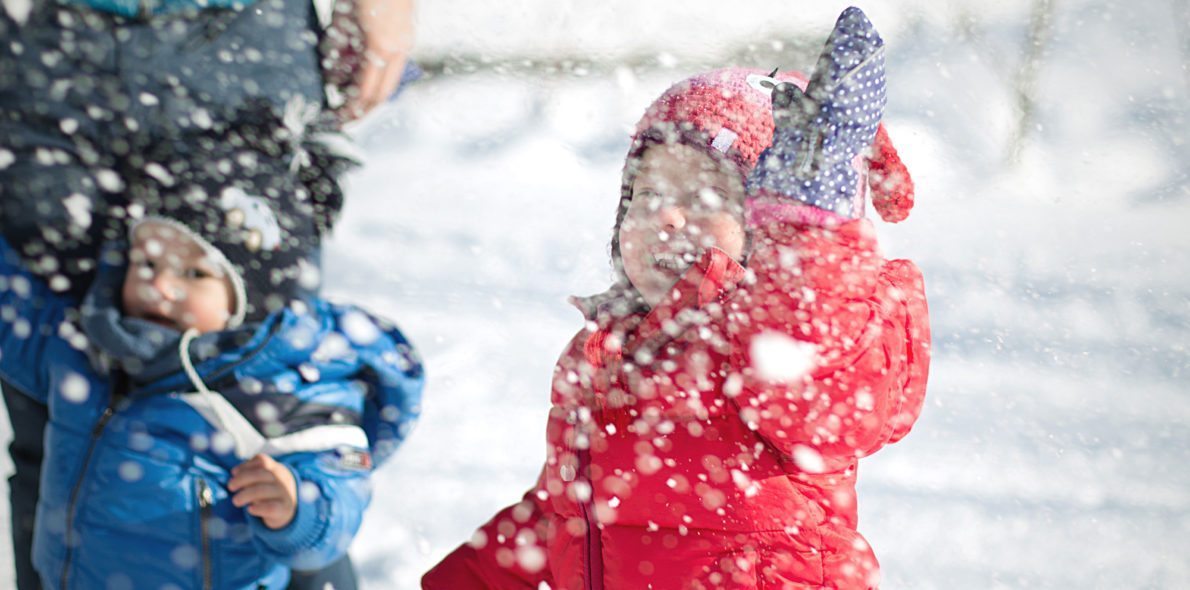 Kinder bei Schneefall hotel krone au