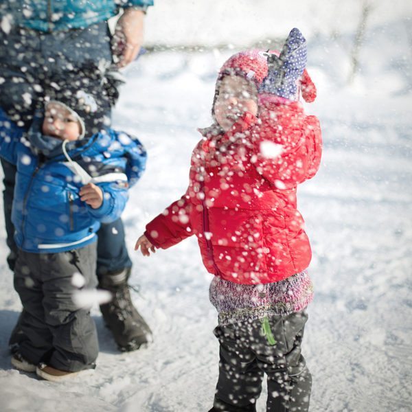 Kinder bei Schneefall hotel krone au