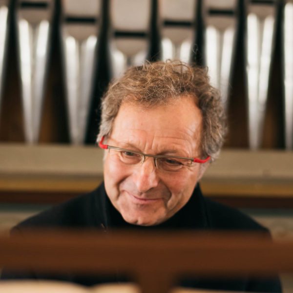 Organist Arnold Meusburger an der Orgel Krone Au